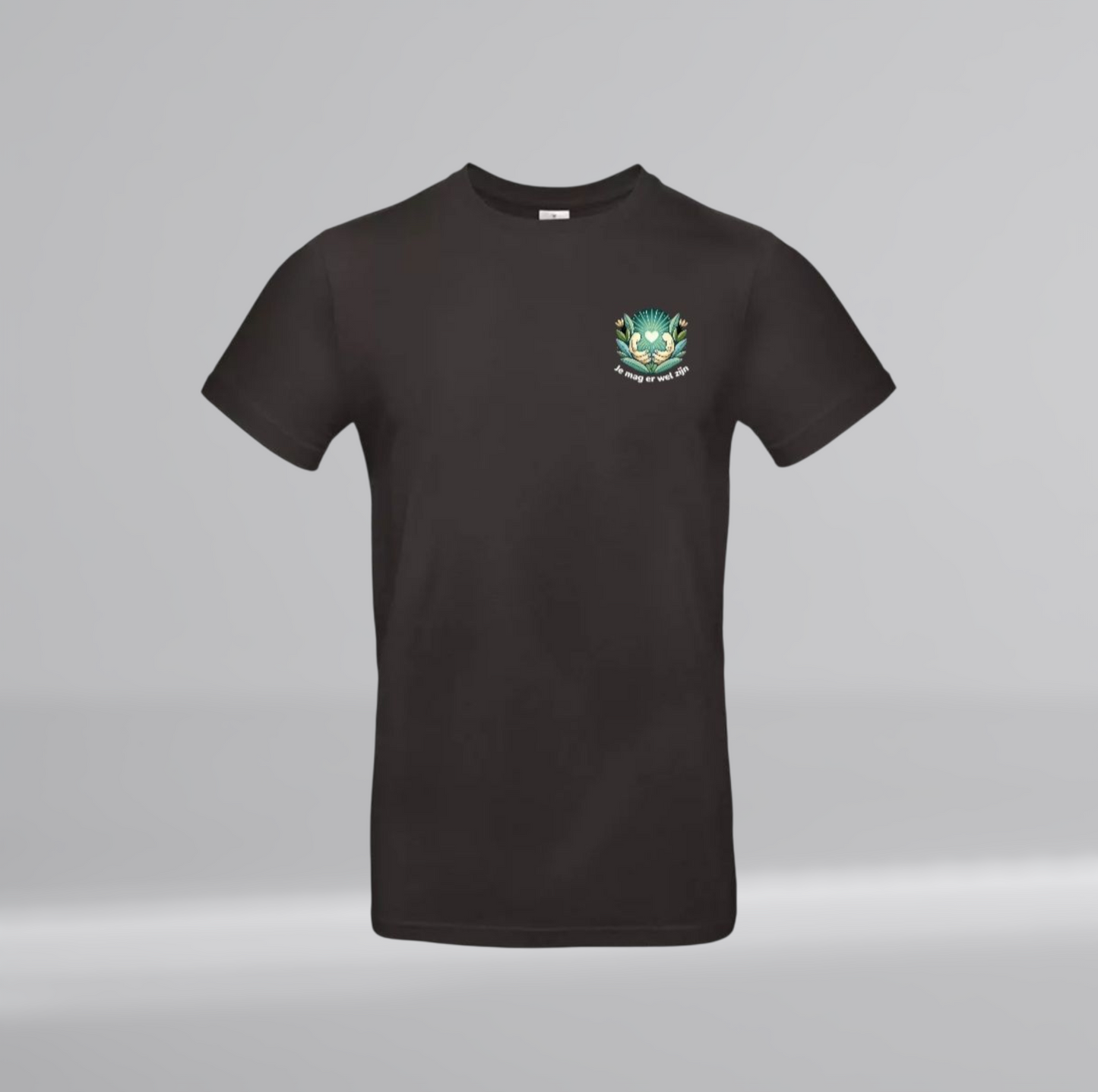Je Mag Er Wel Zijn Heren T-Shirt - Met Borstlogo