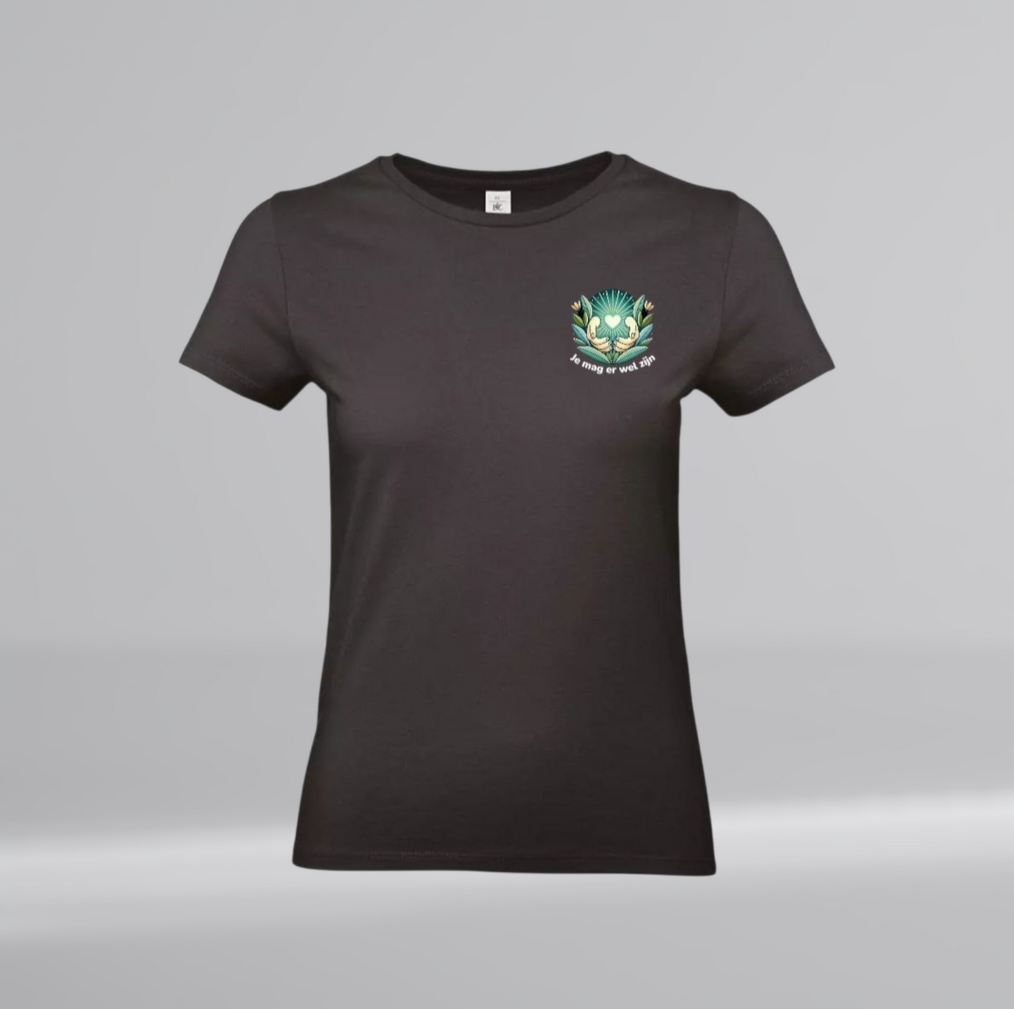Je Mag Er Wel Zijn Dames T-Shirt - Met Borstlogo